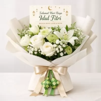 Buket bunga putih elegan dengan kartu ucapan Selamat Hari Raya Idul Fitri dan hiasan ketupat.